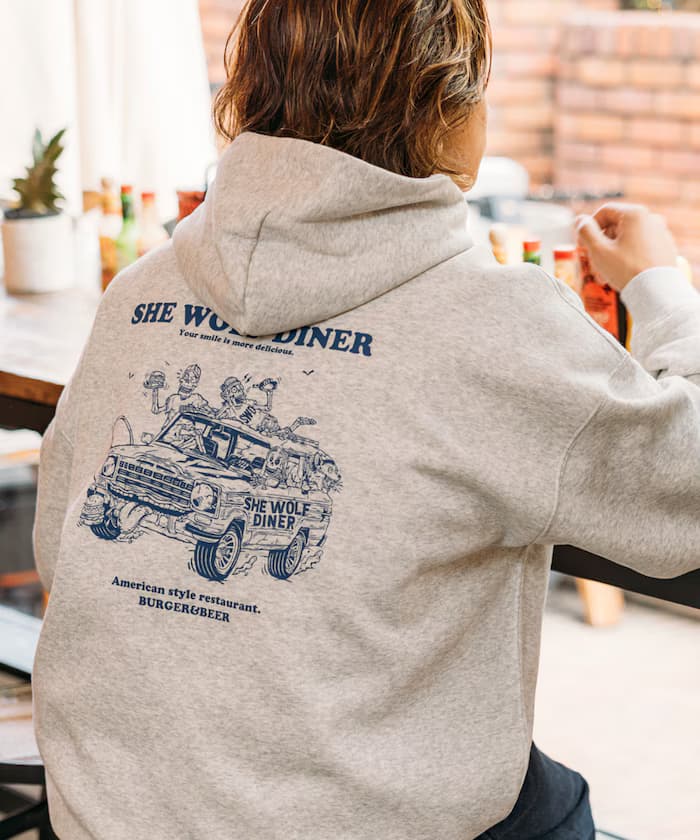 SHE WOLF DINER×FREAK'S STORE/シーウルフダイナー 別注 寬版背印花 PO連帽衫【限定展開】