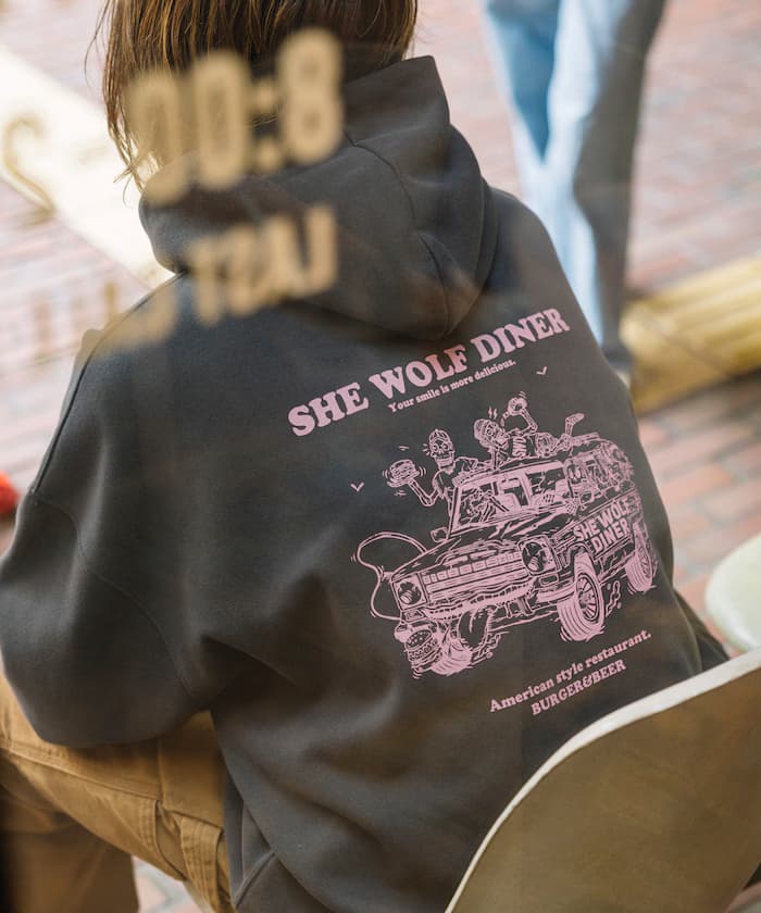 SHE WOLF DINER×FREAK'S STORE/シーウルフダイナー 別注 寬版背印花 PO連帽衫【限定展開】