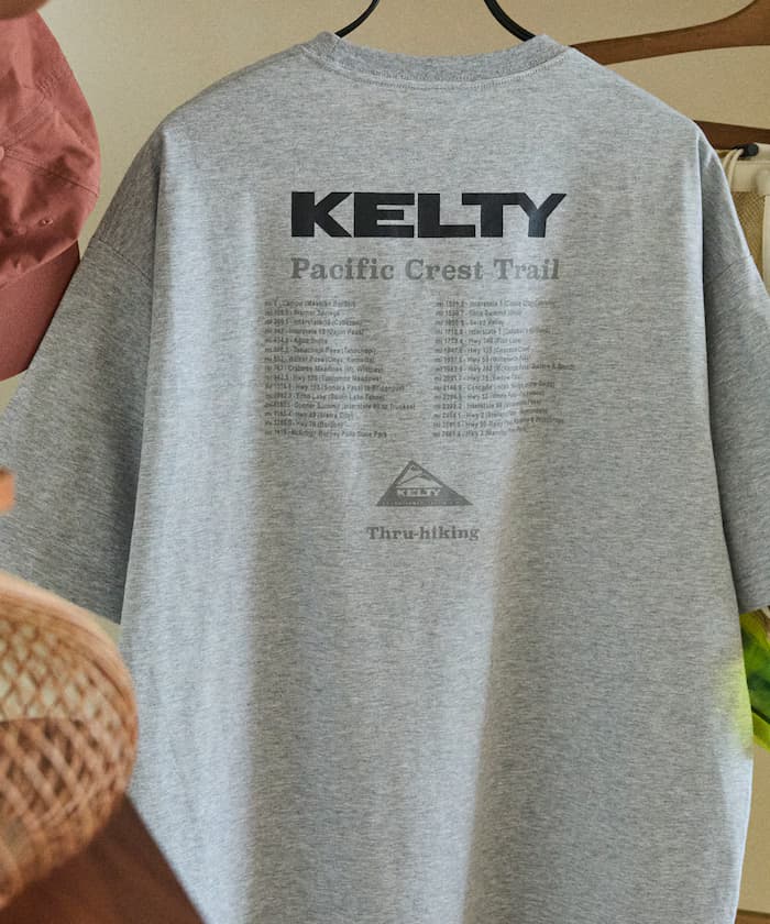 KELTY×FREAK'S STORE/ケルティ 別注 寬版 ツアーロゴ バック印花 クルーネックT恤 【限定展開】