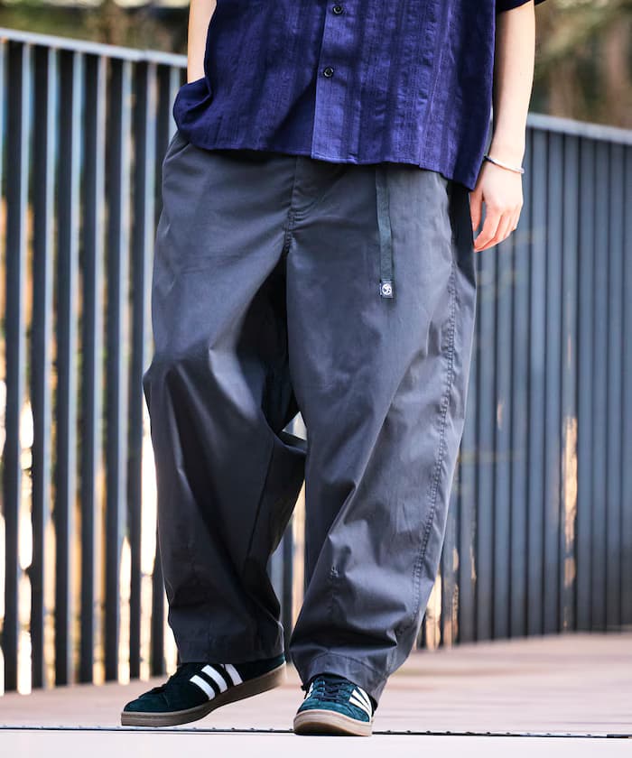 チャコールグレー