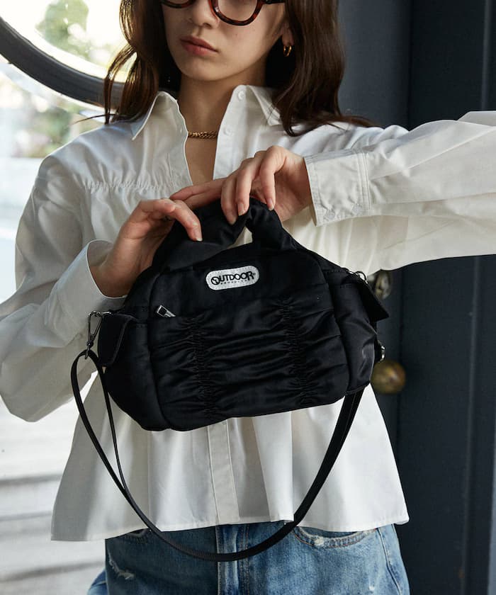 ＜有別注色＞ 褶皺設計側背包 限定展開