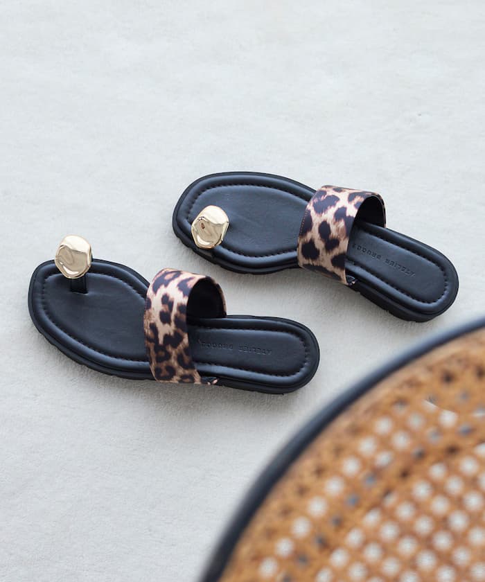 金屬飾片平底夾腳涼鞋 / 2.5cm鞋底 (22.5cm～24.5cm尺寸)