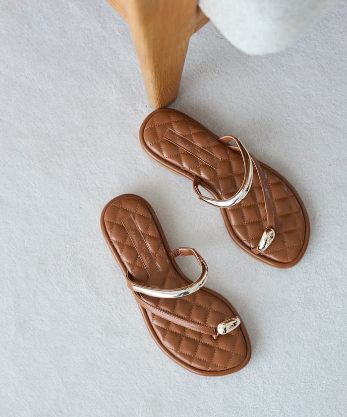 金屬飾片菱格紋平底夾腳涼鞋 / 2.5cm鞋跟 (22.5cm～24.5cm尺寸)